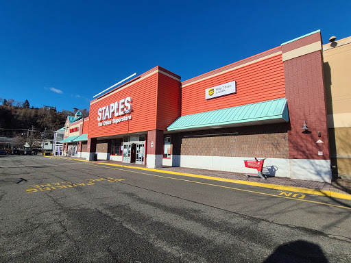 Office Supply Store «Staples», reviews and photos, 547 River Rd, Edgewater, NJ 07020, USA