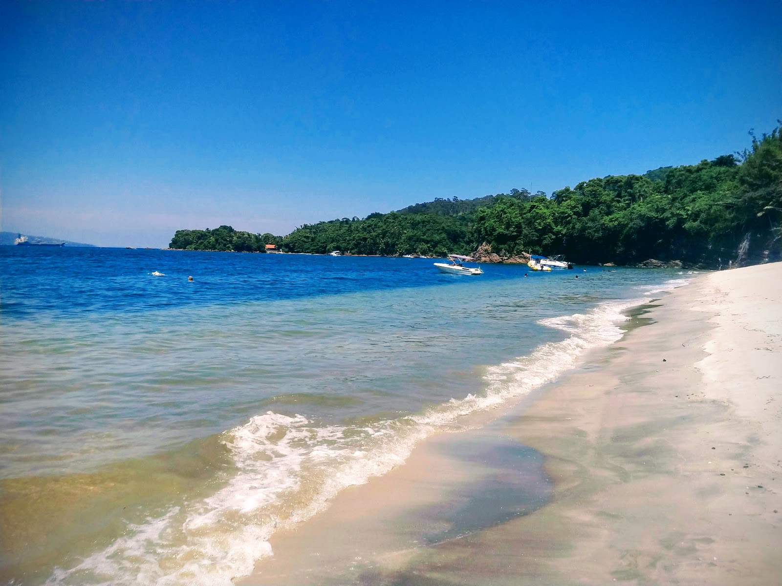 Foto av Zimbro stranden med turkos rent vatten yta