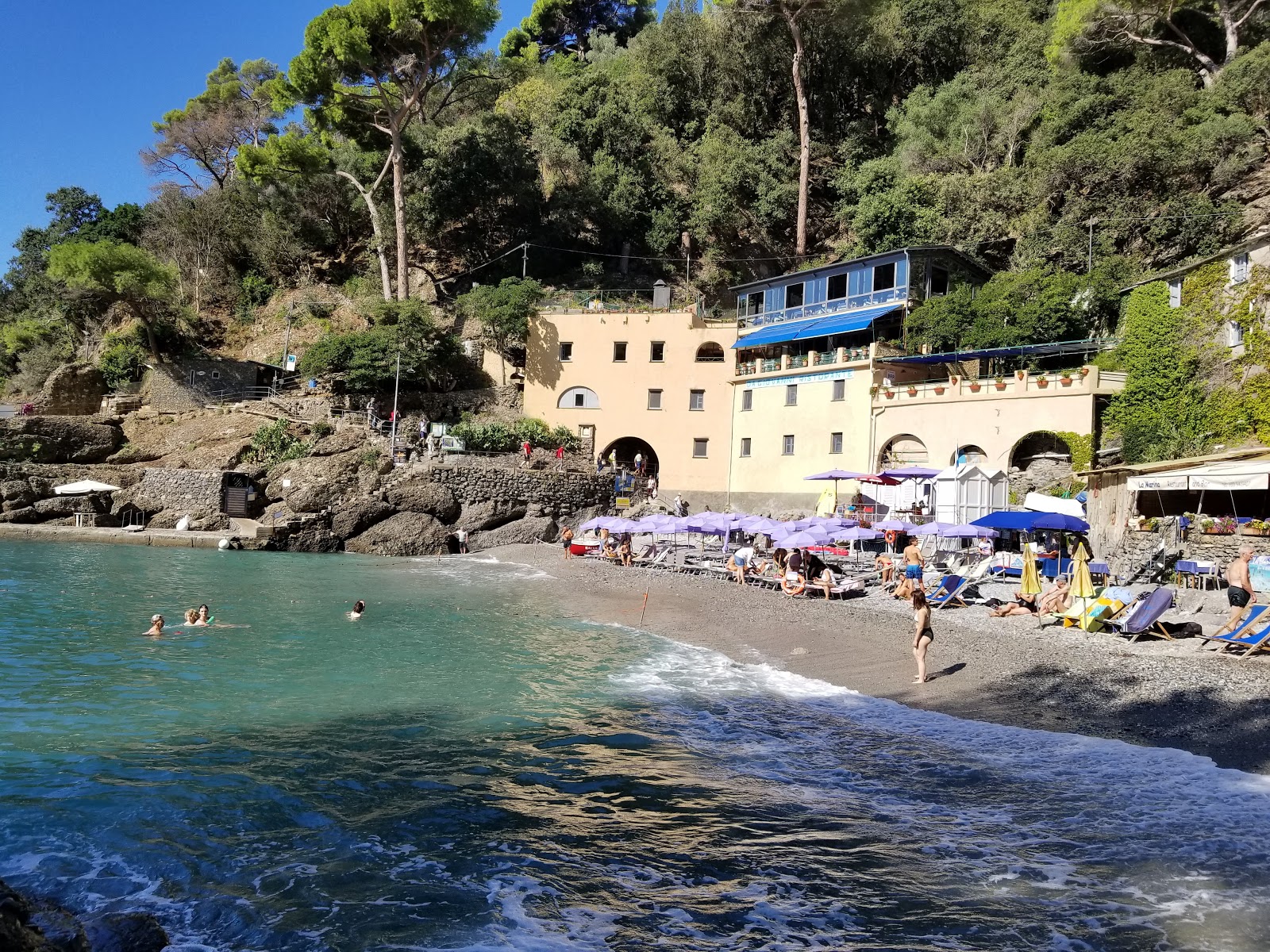 Spiaggia San Fruttuoso'in fotoğrafı küçük koy ile birlikte
