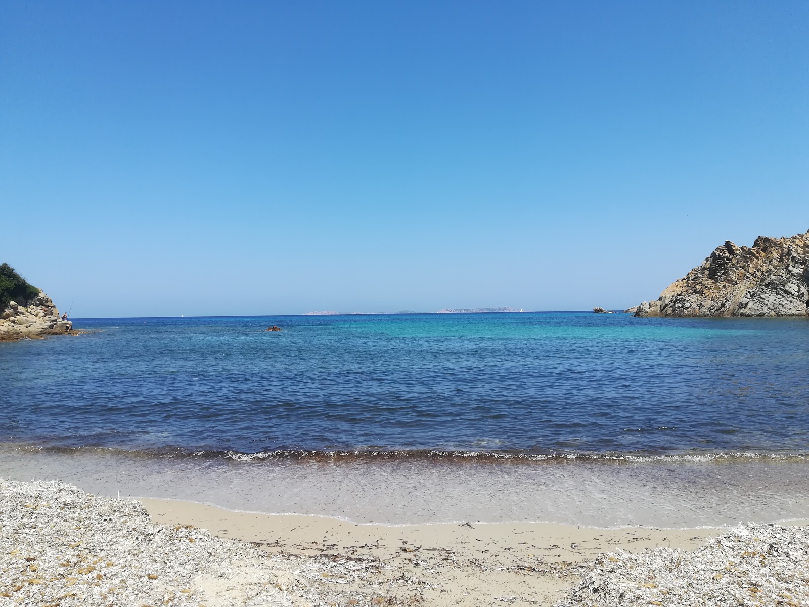 Spiaggia Cala Sambuco'in fotoğrafı - rahatlamayı sevenler arasında popüler bir yer