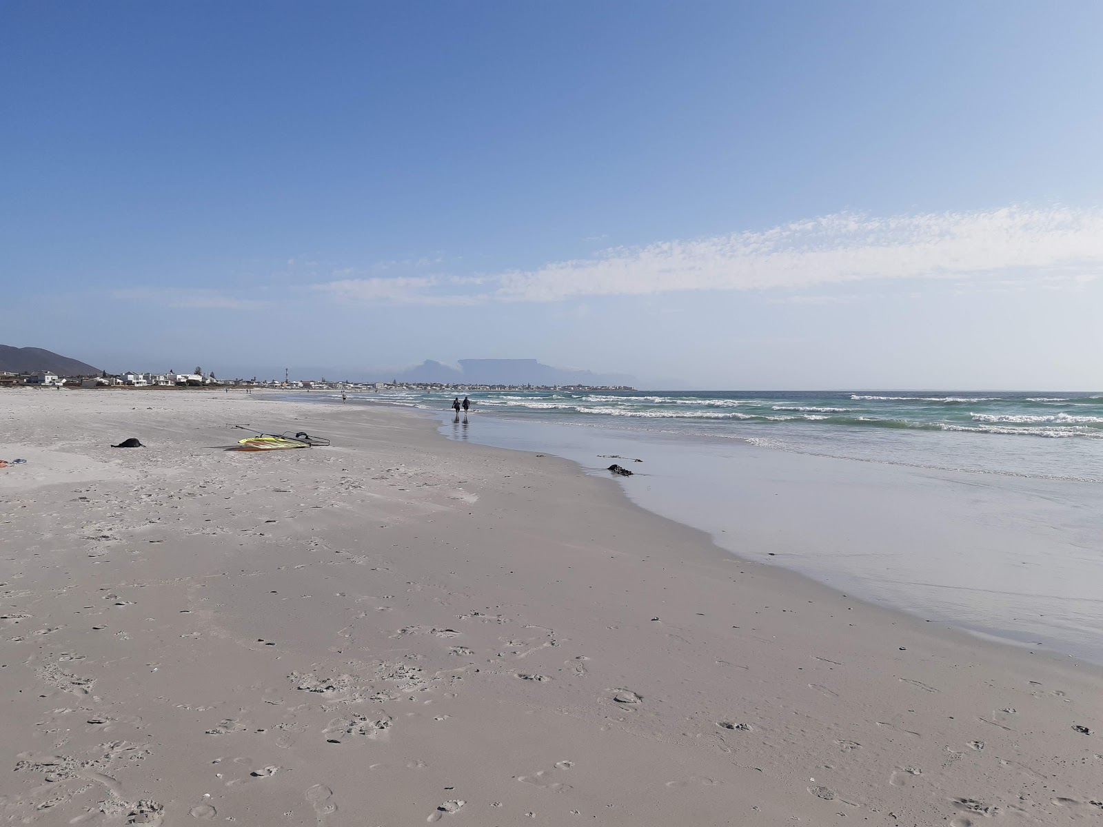 Foto di Van Riebeeckstrand con una superficie del sabbia luminosa