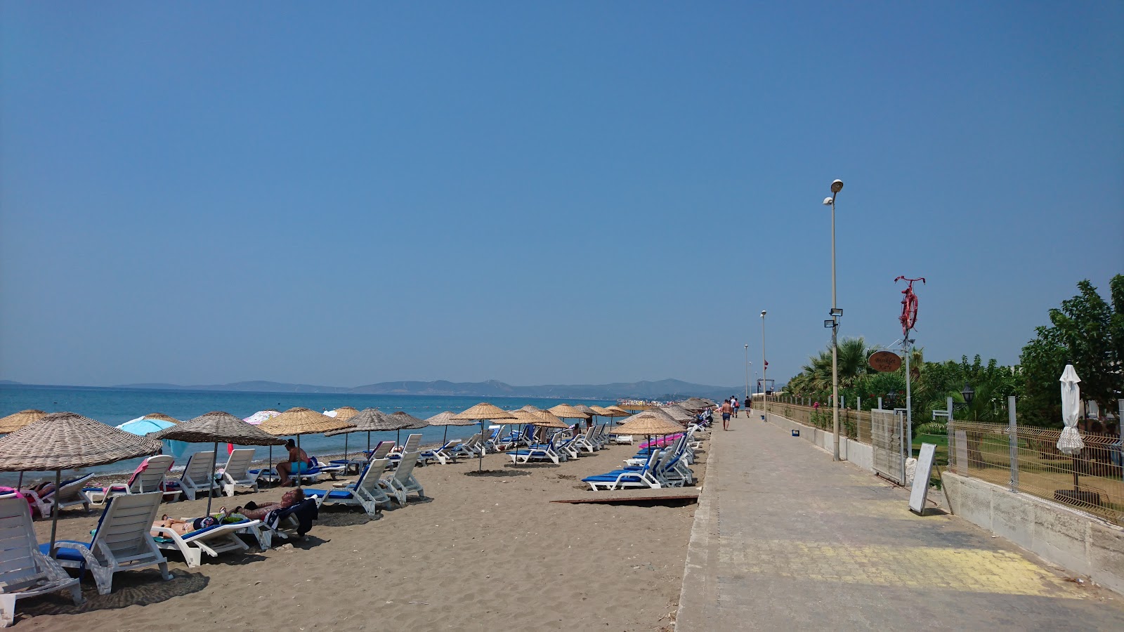 Photo de Gumuldur beach avec rivage droit, long