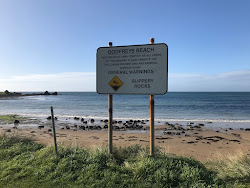 Foto de Godfreys Beach com linha costeira longa e reta
