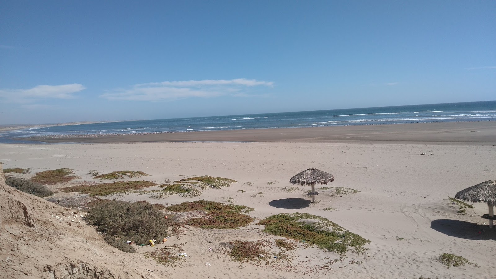 Foto de Las Barrancas Beach com areia marrom superfície