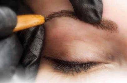 Maquillage semi-permanent des sourcils et des yeux