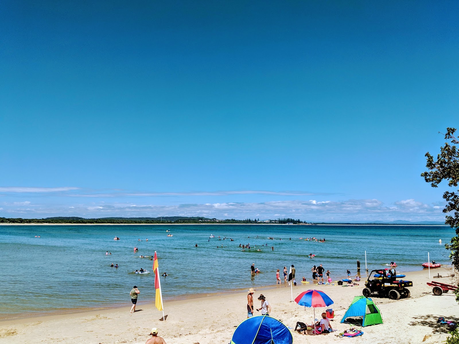 Foto von Trial Bay Gaol Beach umgeben von Bergen