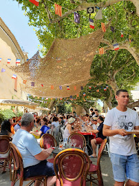 Atmosphère du Restaurant français Cafe Du Cours à Vacqueyras - n°3