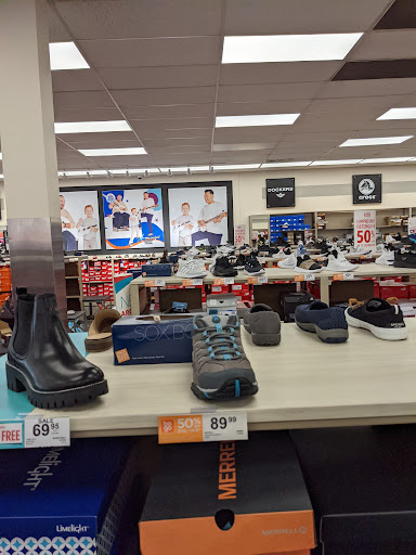 Shoe Store «Rack Room Shoes», reviews and photos, 2809 Battleground Ave, Greensboro, NC 27455, USA