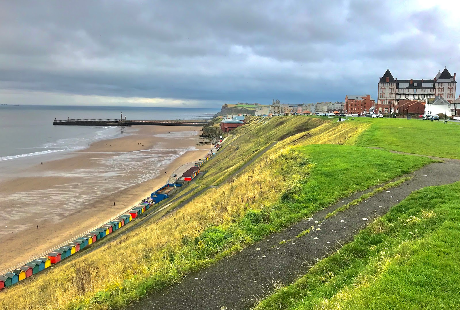 Whitby Plajı'in fotoğrafı ve yerleşim