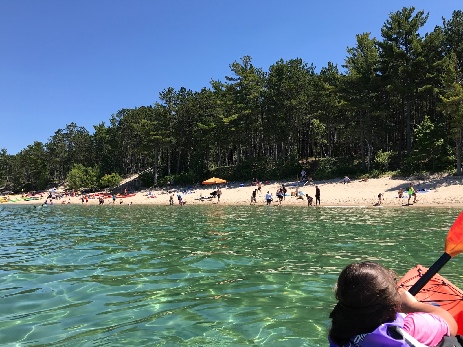 Foto von Miners Beach umgeben von Bergen