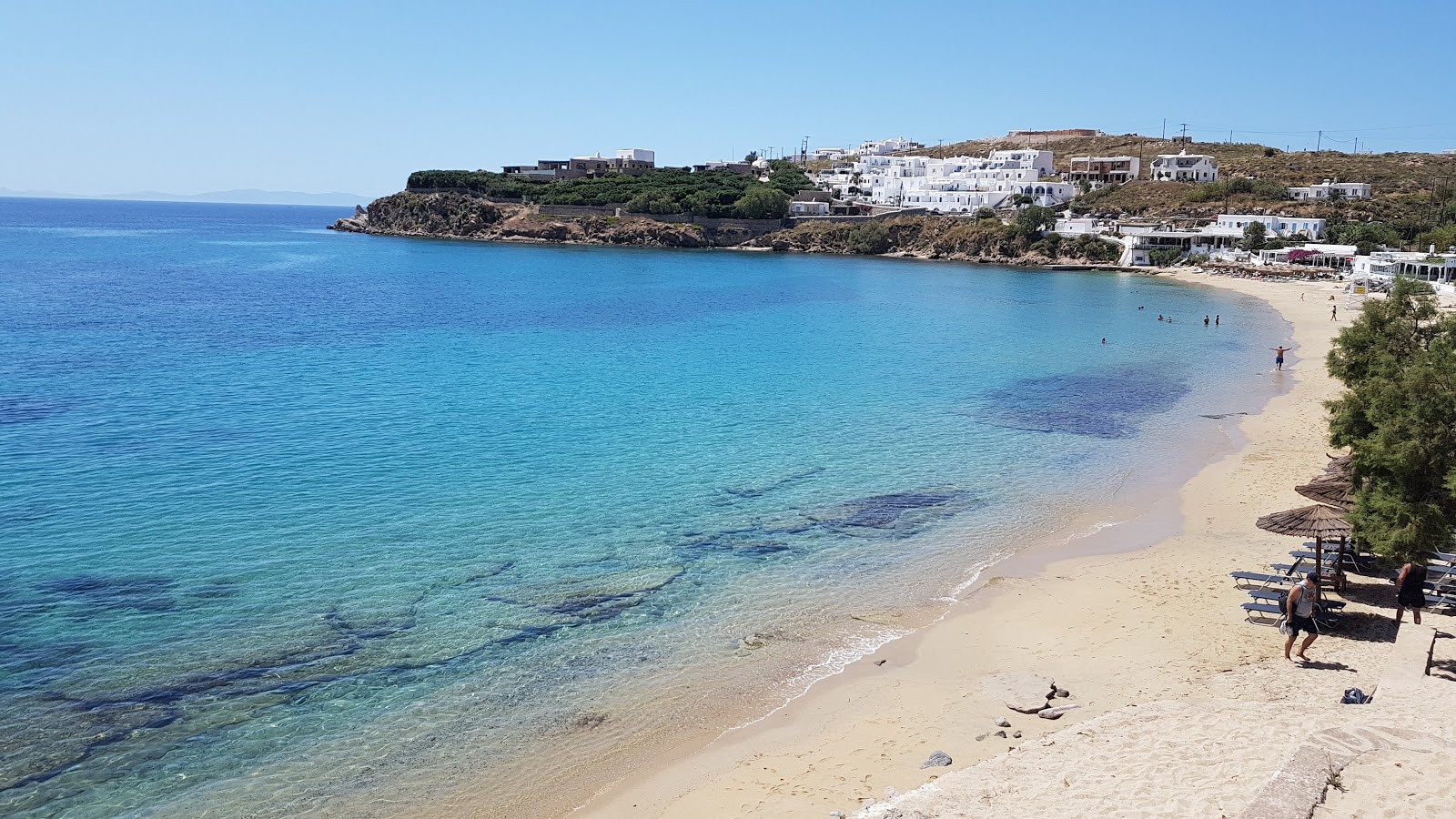 Agios Stefanos Plajı'in fotoğrafı turkuaz saf su yüzey ile