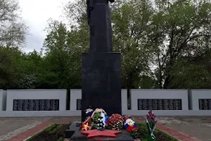 monument "Mourning Mother" image