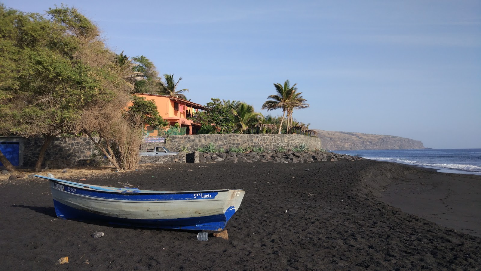 Foto de Praia da Bila respaldado por acantilados