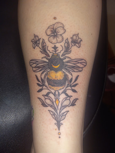 Explore skull and crossbones tattoo ideas, creative tattoo ideas in Kewanee, available at Splat Ink tattoos and piercings