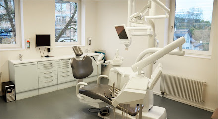 Parodontologe für Zahnimplantate