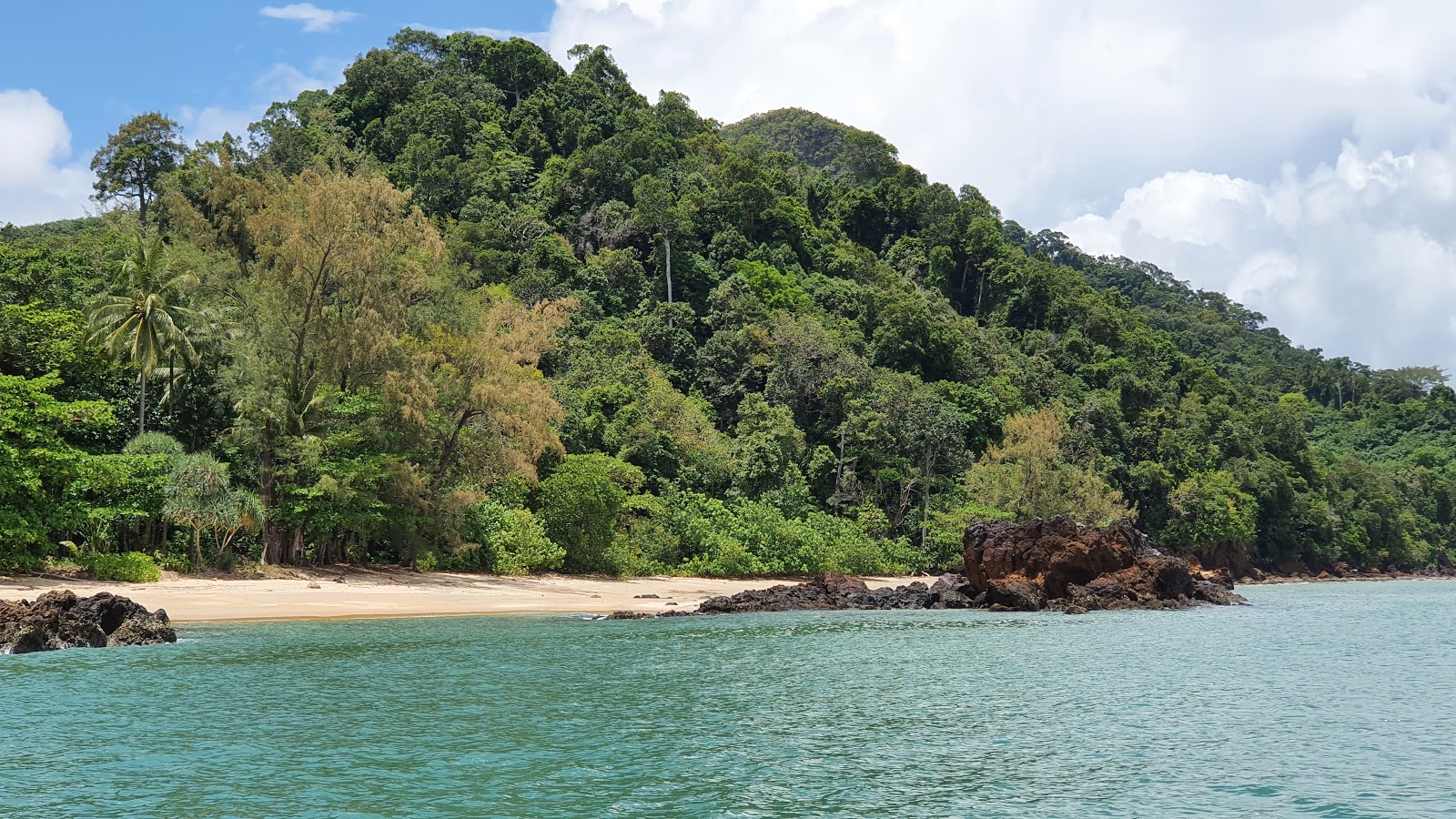 Foto de Stone Beach com areia bege e seixos superfície