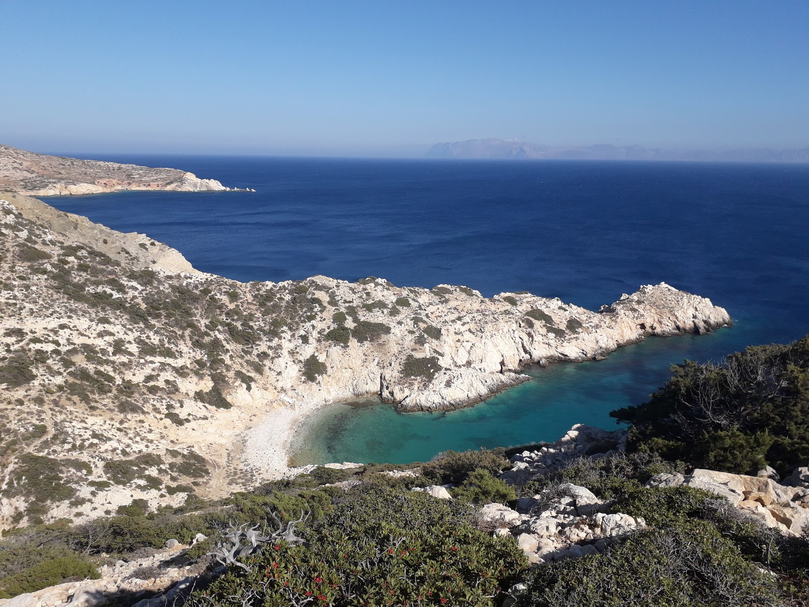 Vathi Limenari'in fotoğrafı turkuaz saf su yüzey ile