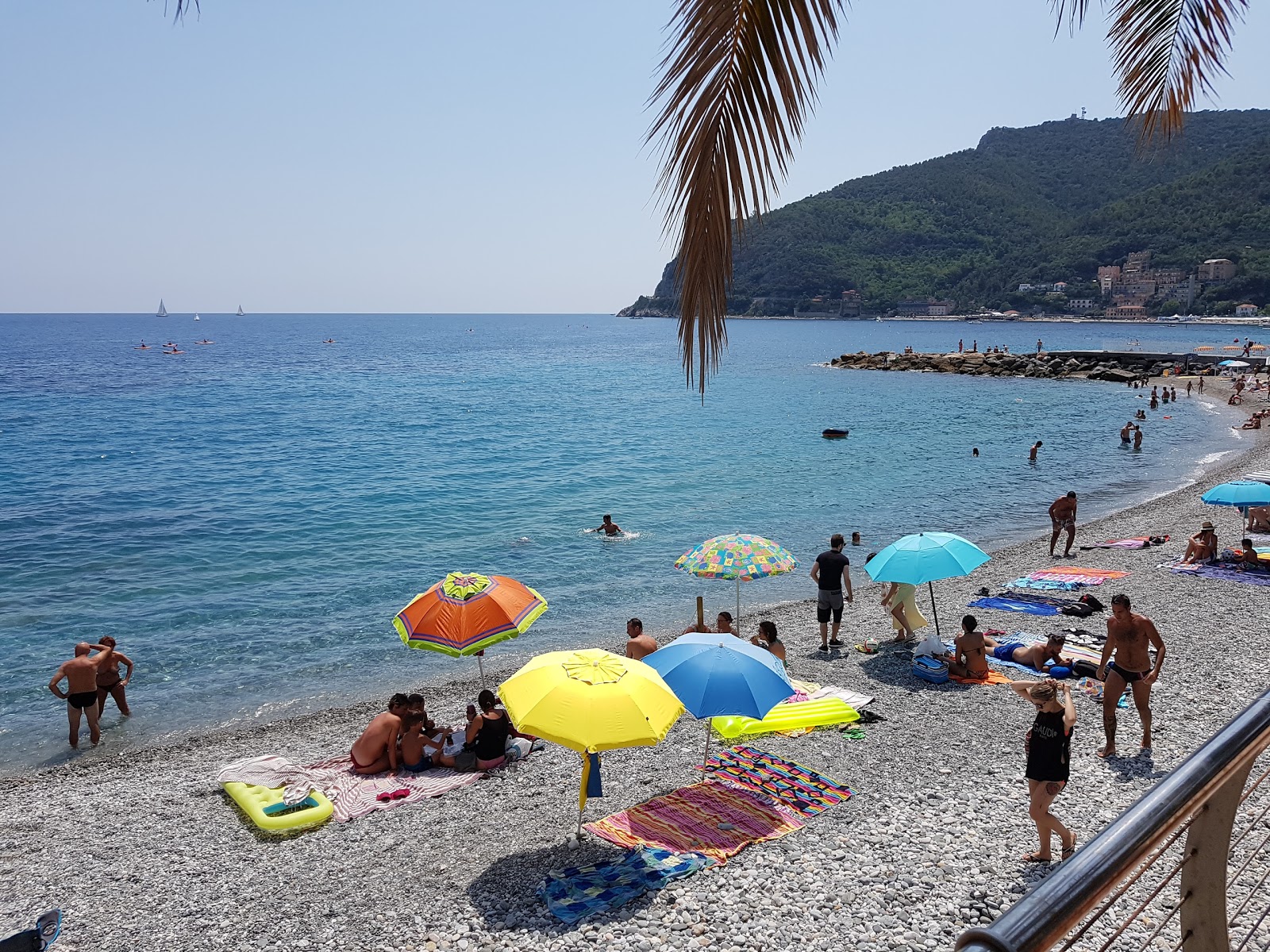 Spiaggia di Noli的照片 带有蓝色纯水表面