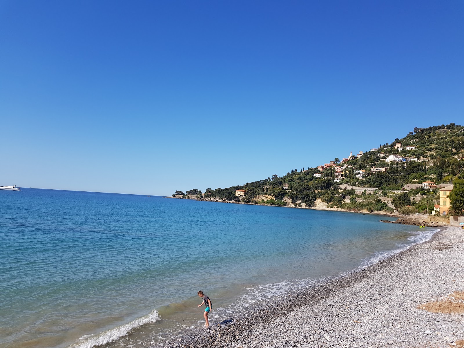 Foto de Spiaggia di Latte
 con guijarros grises superficie