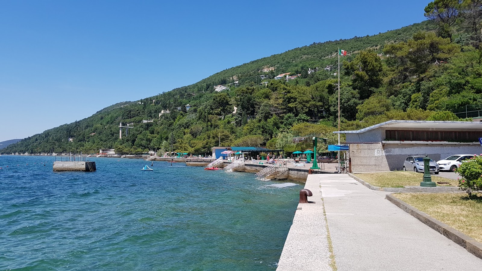 Zdjęcie Spiaggia di Grignano z powierzchnią utwardzona betonowa powierzchnia