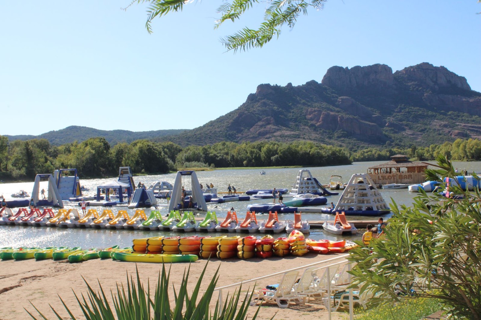 Foto von Plage Roquebrune Sur Argens von Klippen umgeben