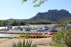 Foto von Plage Roquebrune Sur Argens von Klippen umgeben