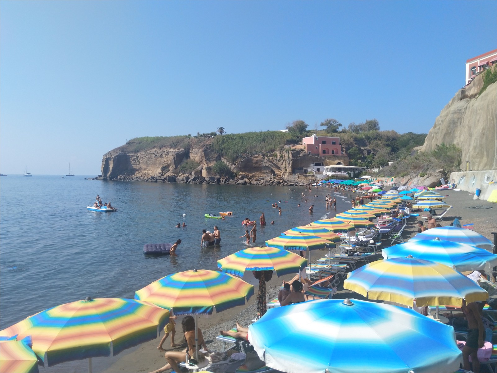 Foto av Cala Nave Beach omgiven av berg