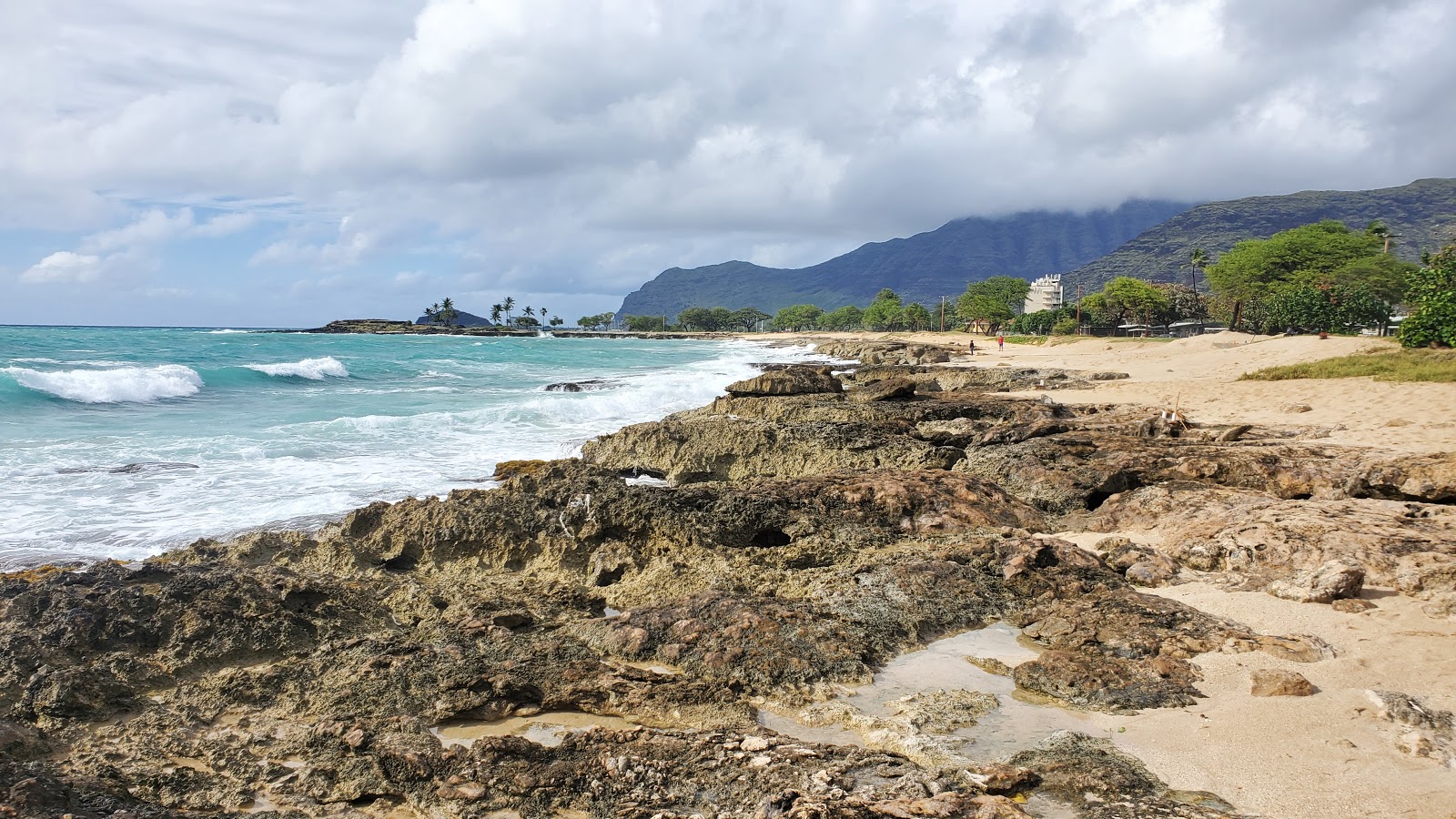 Pokai Bay Beach的照片 带有碧绿色纯水表面