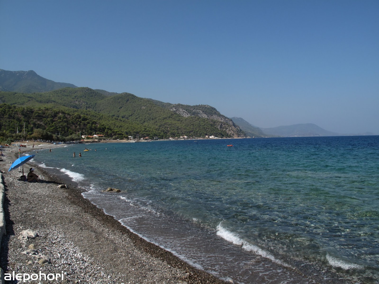 Foto von Alepochori beach II mit beiger sand & kies Oberfläche