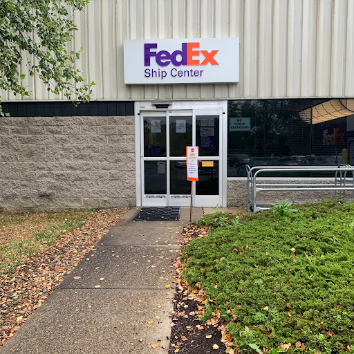 Shipping and Mailing Service «FedEx Ship Center», reviews and photos, 1500 Thomson Park Dr, Cranberry Twp, PA 16066, USA