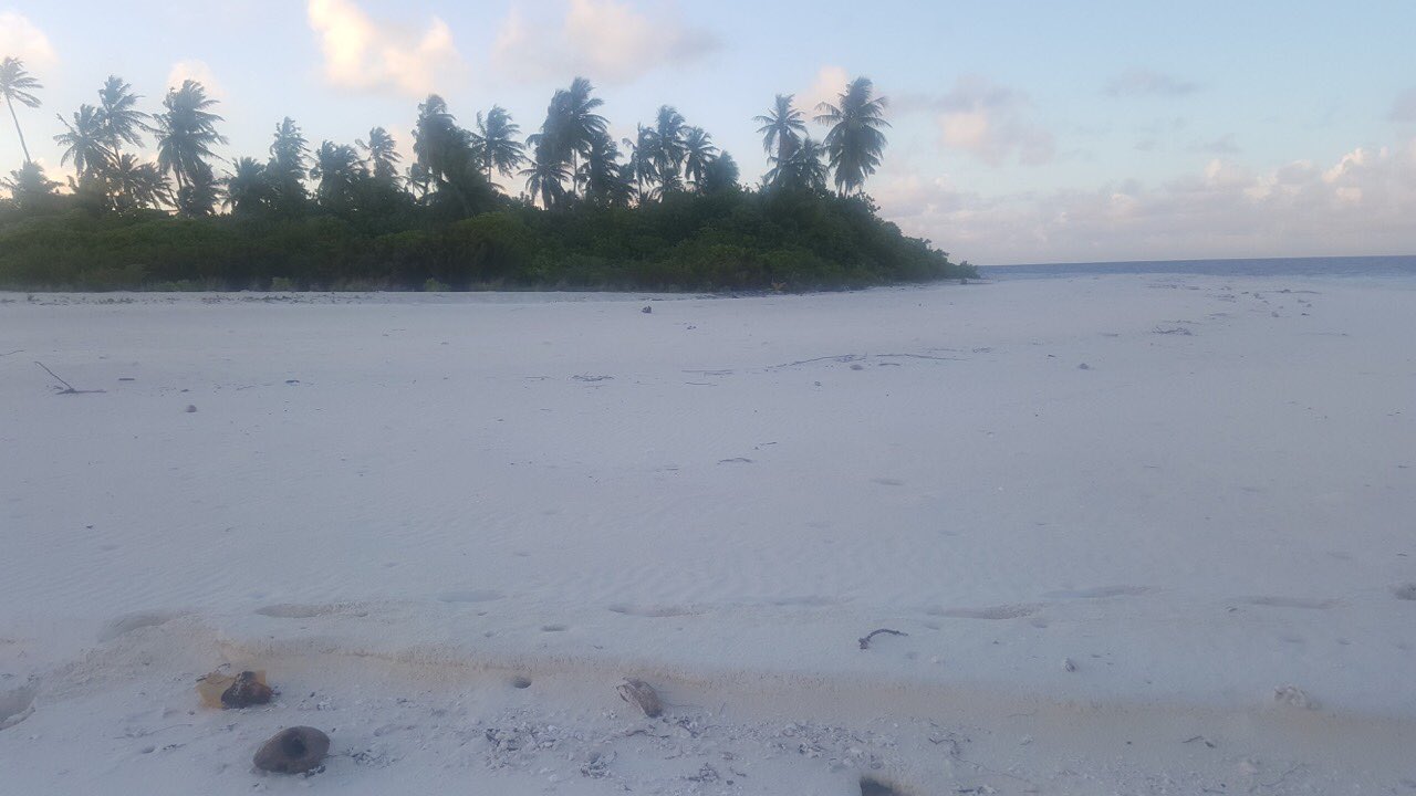 Foto di Viligalaa Beach con una superficie del sabbia luminosa