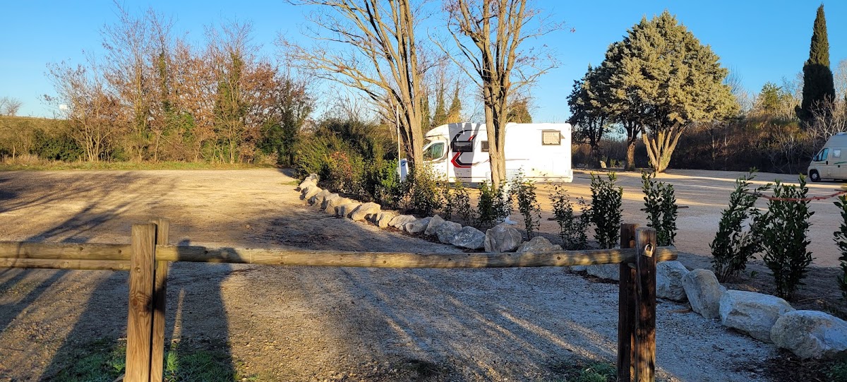 Wohnmobilstellplatz mit Entsorgung am Lac de Vallabregues à Vallabrègues (Gard 30)