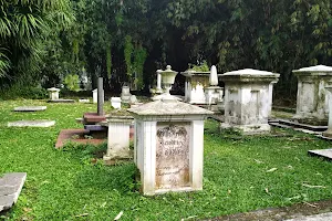 Makam Belanda Kebun Raya Bogor image