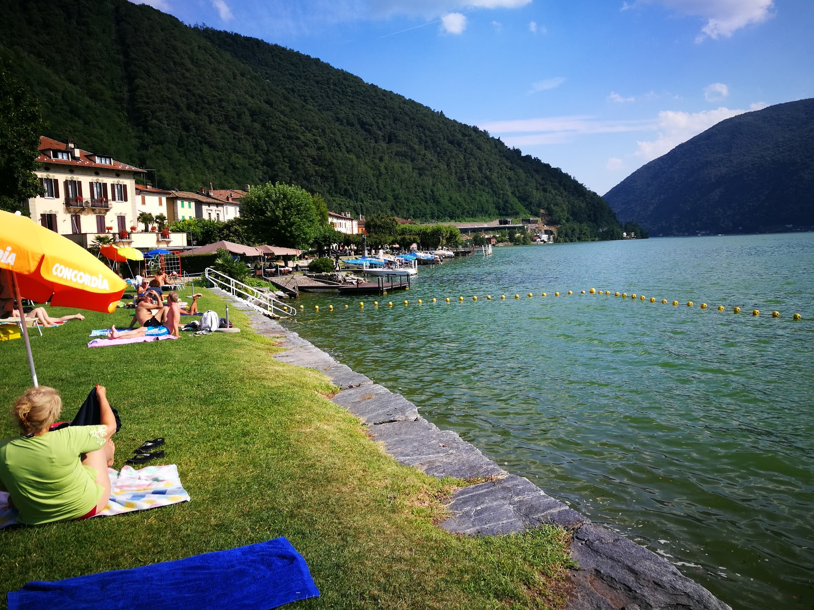 Foto von Lido di Bissone mit gras Oberfläche