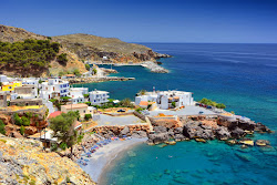 Vrissi beach'in fotoğrafı küçük koy ile birlikte
