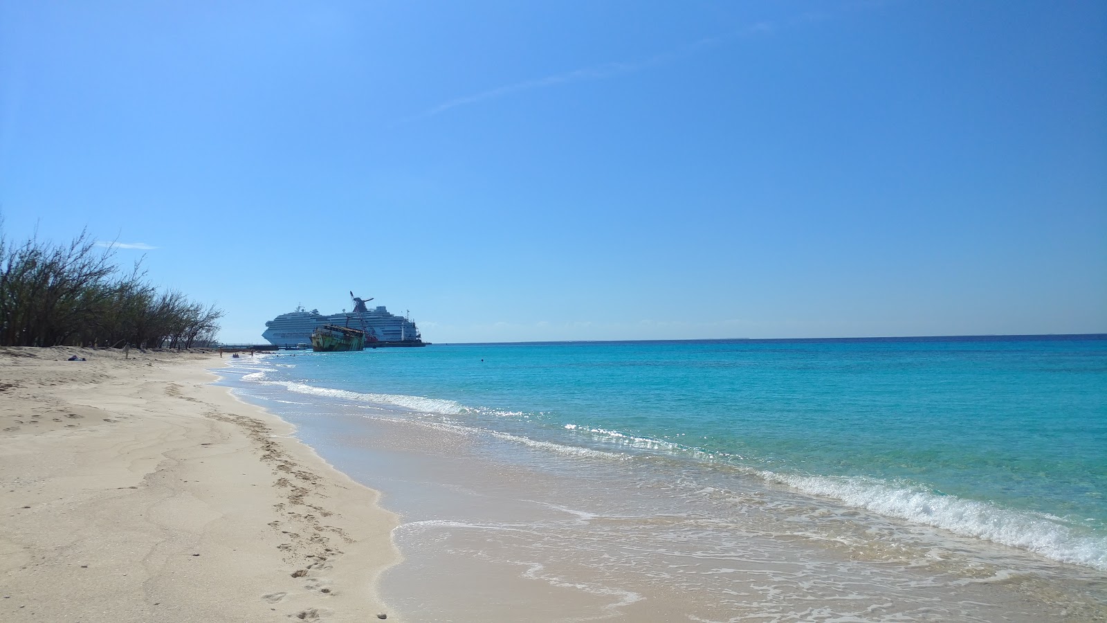 Foto von Norman Saunders beach mit geräumiger strand