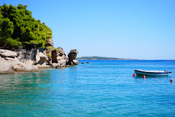 Spiaggia Kranidi'in fotoğrafı uçurumlarla desteklenmiş