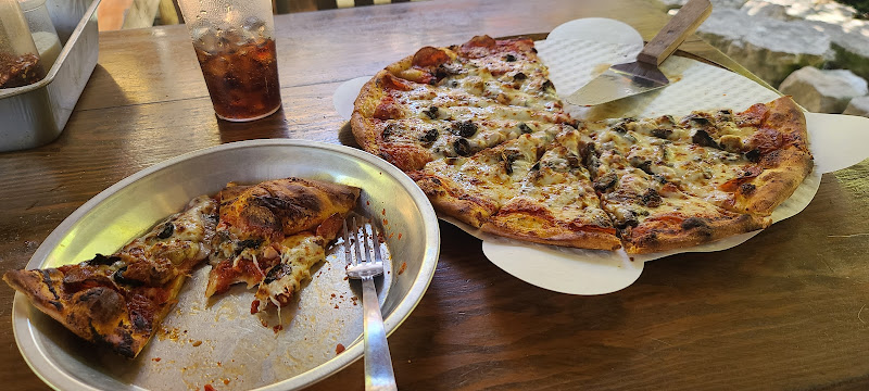 #1 best pizza place in Eureka Springs - Red's Pizzeria