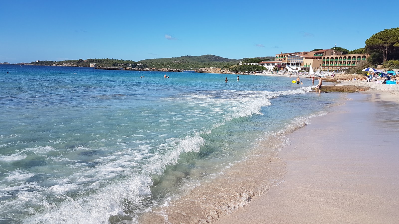 Foto di Spiaggia Le Bombarde e l'insediamento