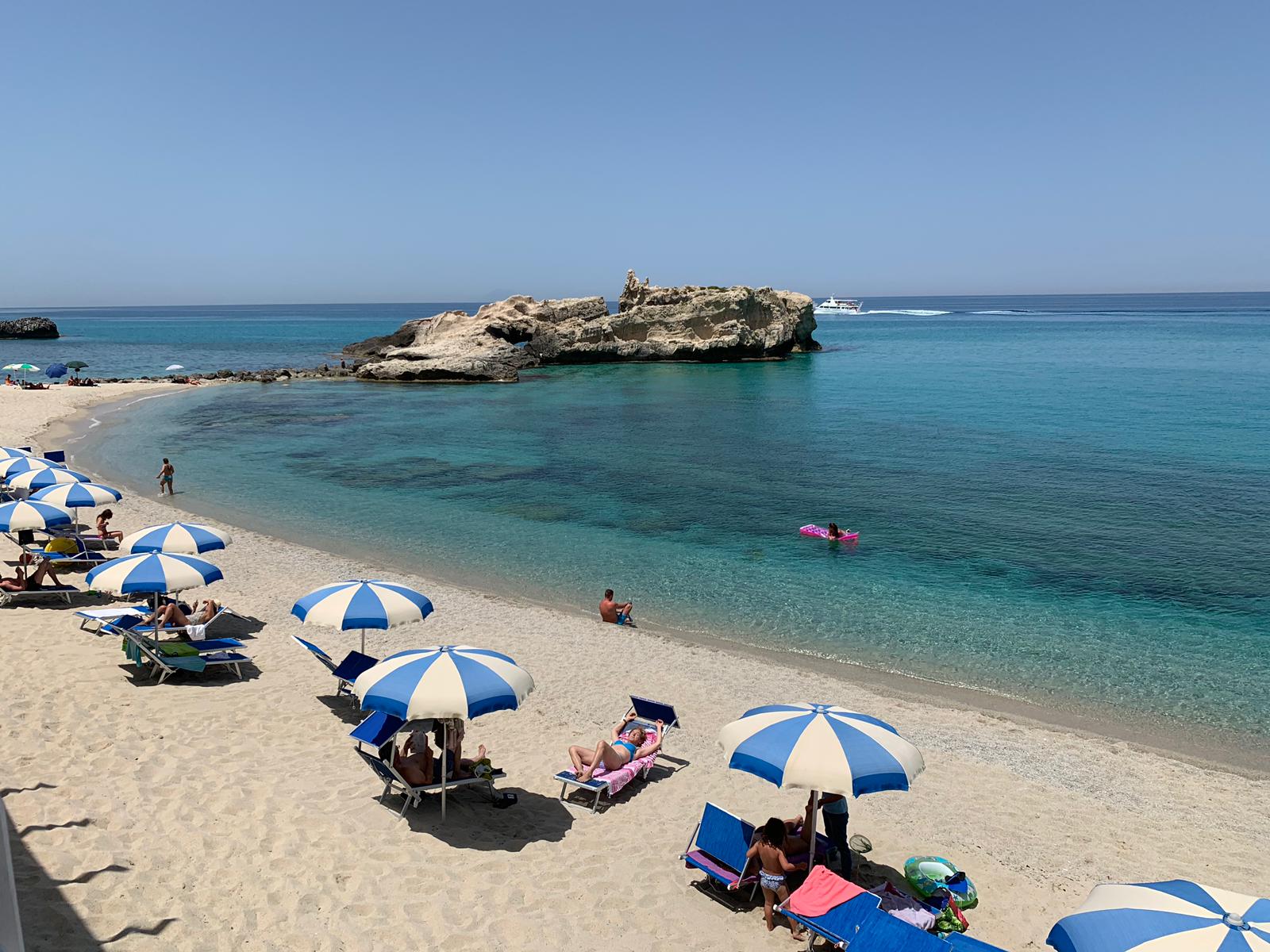 Foto de Spiaggia di Riaci área de complejo turístico de playa