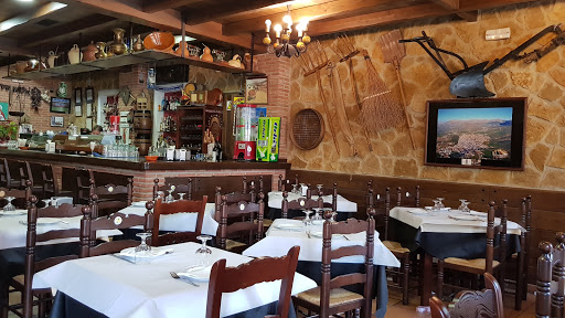 Café Bar Los Pajaritos - C. Fuente del Conde, 39, 14978 Iznájar, Córdoba
