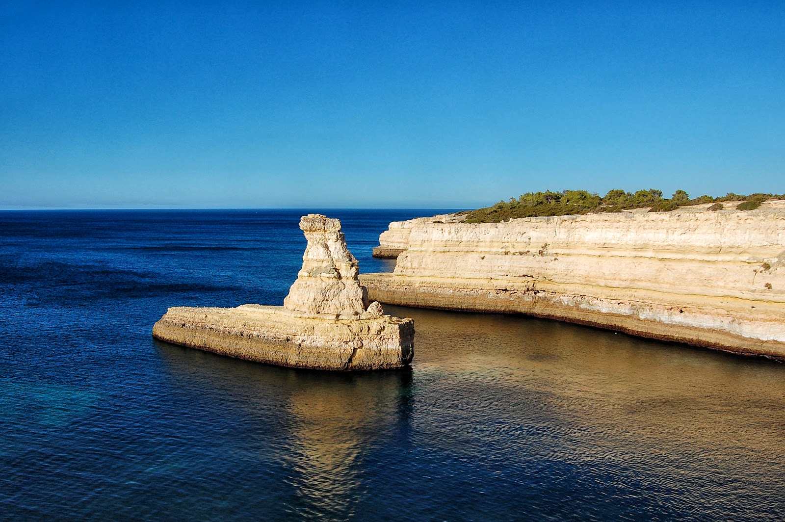 Photo de Praia da Morena situé dans une zone naturelle