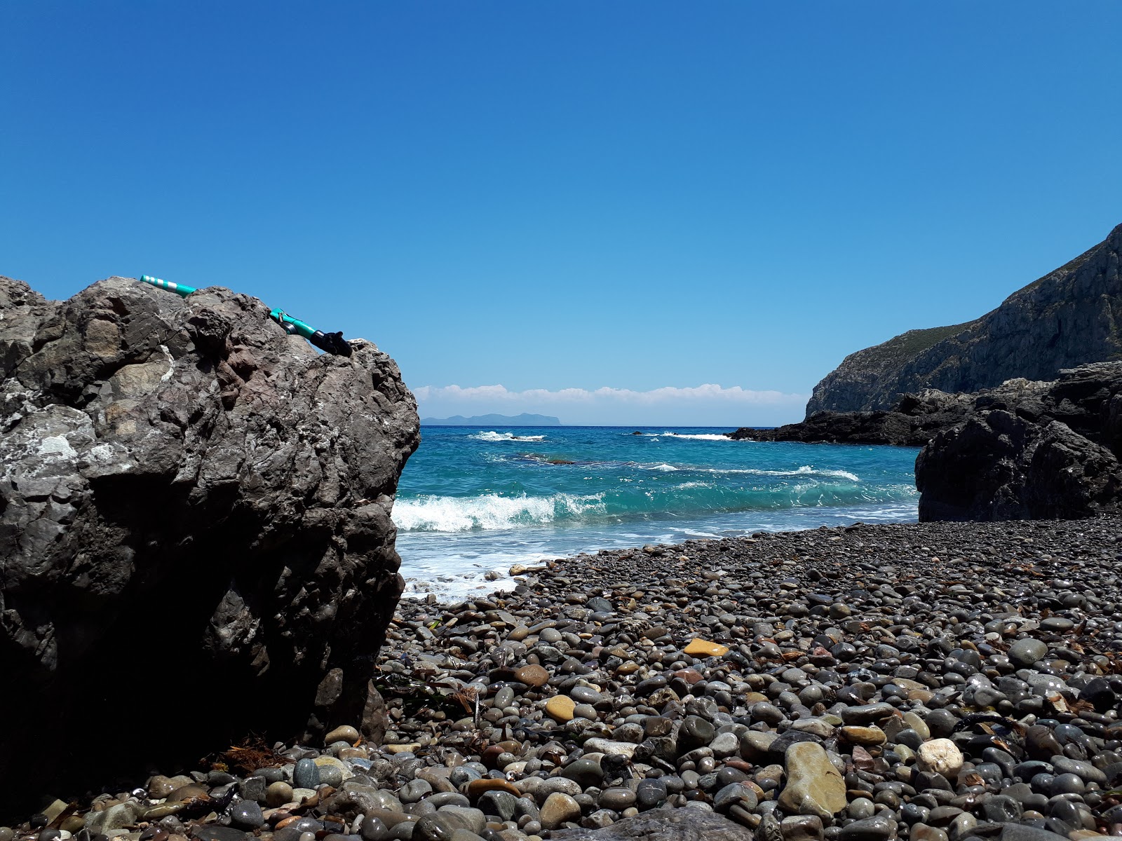 Foto av La Praia dei Nacchi omgiven av klippor