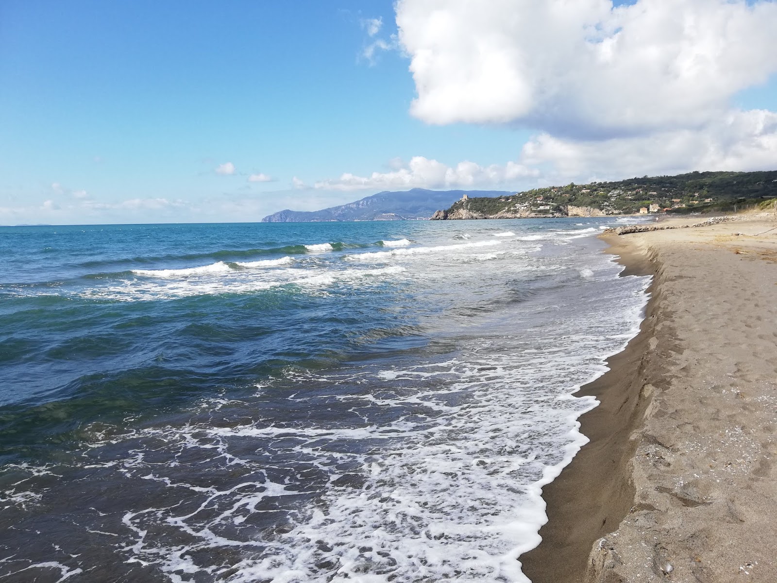 Φωτογραφία του Spiaggia Capalbio με μπλέ νερό επιφάνεια