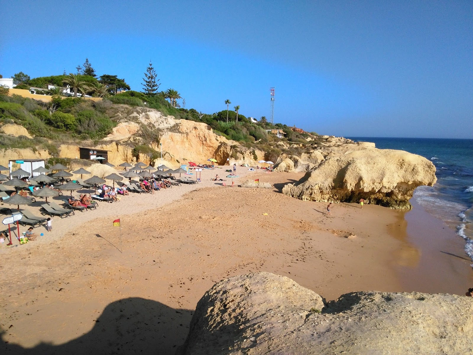 Valokuva Praia da Galeista. pinnalla turkoosi puhdas vesi:n kanssa