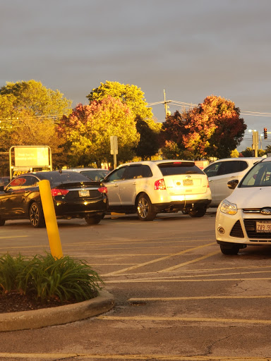 Shopping Mall «Rolling Meadows Shopping Center», reviews and photos, 3068 Kirchoff Rd, Rolling Meadows, IL 60008, USA