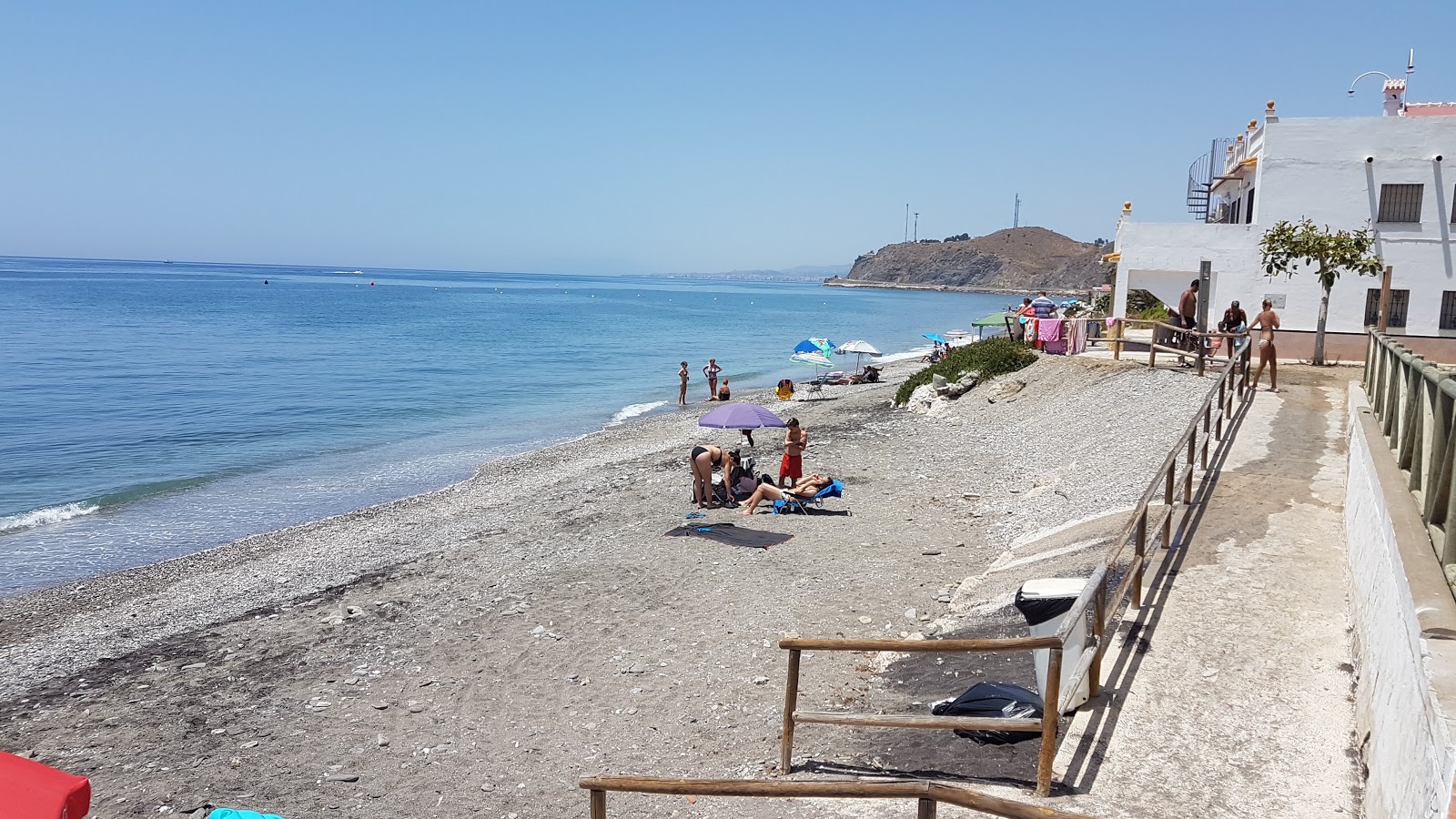 Fotografie cu Playa de Lagos cu o suprafață de pietricele mici de culoare gri