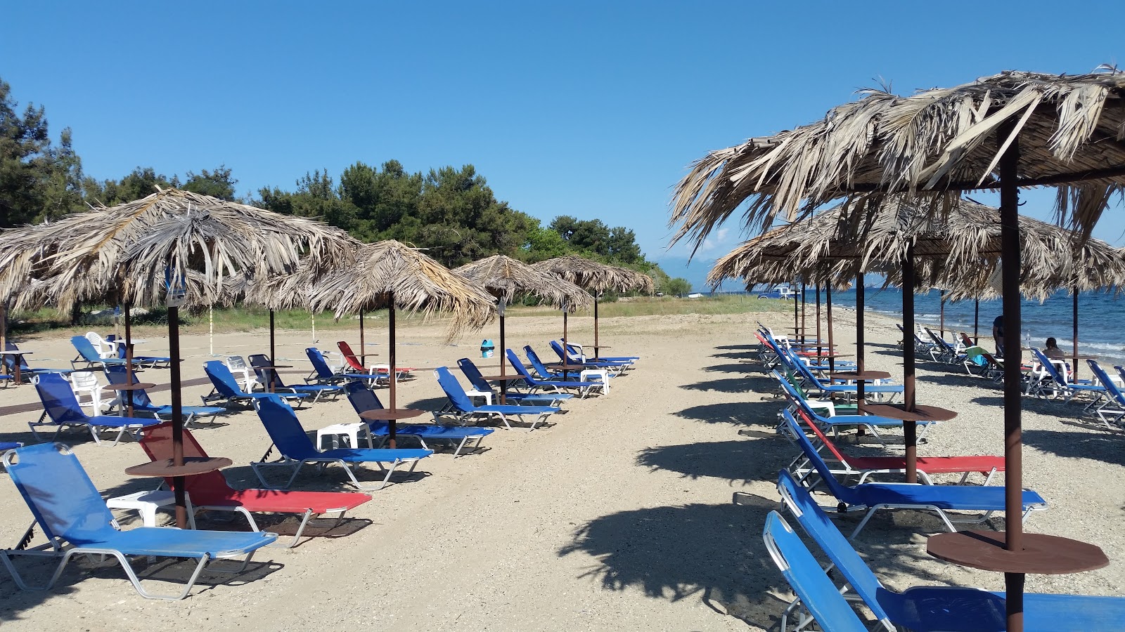 Foto de Aphrodite beach e o assentamento