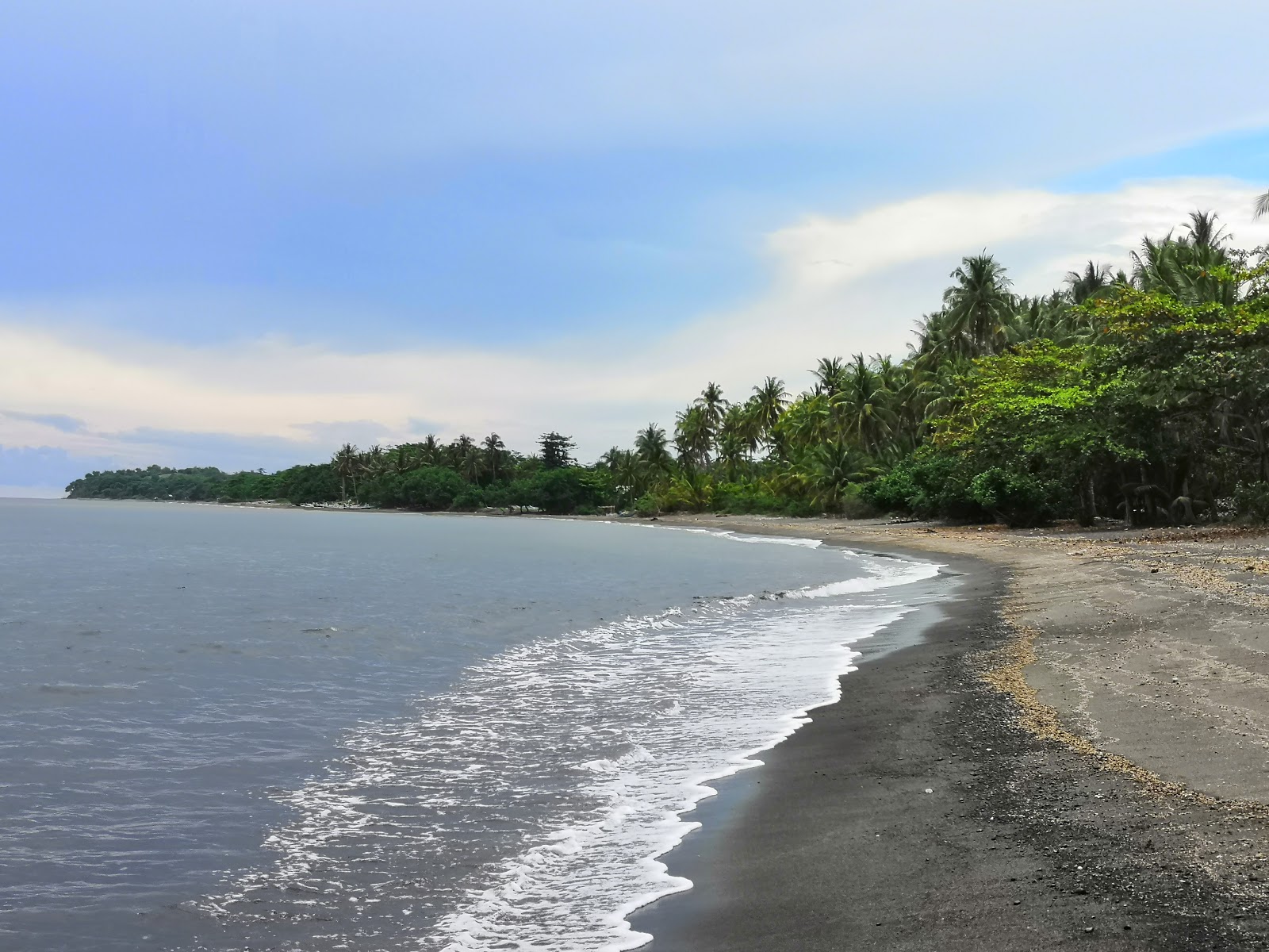 Foto de Montong Pal Beach con arena oscura superficie