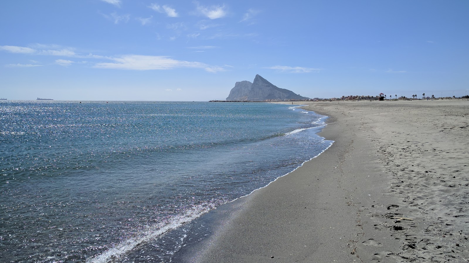 Foto di Playa de Sobrevela con una superficie del sabbia grigia